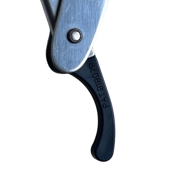 Vintage 1950s WECK Hair ‘Shaper’ Mechanical Barber or Hairdresser Razor Brooch - Picture 7 of 8